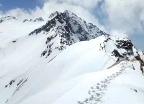 Indrahar Pass Trek – A Thrilling Himalayan Adventure
